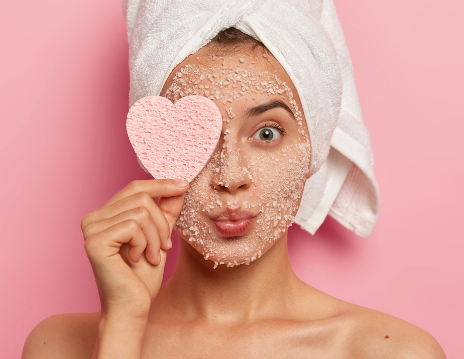 Mulher cuidando da pele